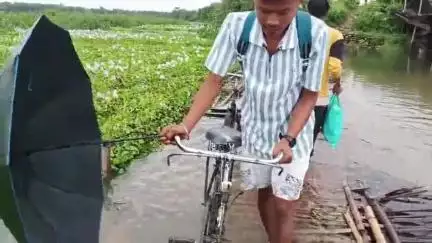 উত্তৰ লক্ষীমপুৰ: ঘূণাসুতিৰ মৰা সোৱণশিৰিত ৰাইজে নিৰ্মাণ কৰা বাঁহৰ দলং ডুব গ'ল পানীৰ তলত, সমস্যাত পৰিছে প্ৰায় ৫ শতাধিক ৰাইজ #jansamasya