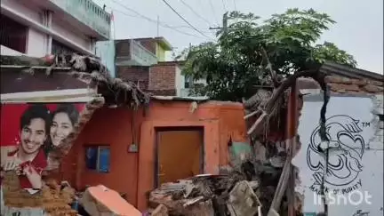 देवरी: हिरोडीह गांव के पास ड्राइवर को नींद आने से आम से लदा पिकअप वाहन एक मकान में घुसा, कोई हताहत नहीं