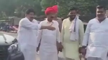 सिकंदरपुर: पुरुषोत्तम पट्टी में सलेमपुर के सांसद और सिकंदरपुर के विधायक ने   किया सरयू नदी पर बन रहे बांध का निरीक्षण
