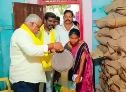 ఉరవకొండ: వృద్ధులు, వికలాంగులకు ఇంటి వద్దకే రేషన్ సరుకులు అందిస్తాం: పట్టణంలో తహసీల్దార్ మహబూబ్ బాషా