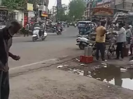 rajkumar agarwar ki divar par lagi h
