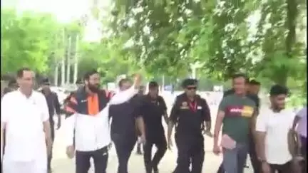गुरुग्राम: : हरियाणा CM ने गुरुग्राम में क्रिकेट खेलने के लिए रुकवाया काफिला, मंत्री की बॉल पर लगाया सिक्सर, राव नरबीर बने कीपर