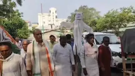बेगूसराय: कांग्रेस कार्यकर्ताओं ने मुख्यमंत्री नीतीश कुमार का पुतला जलाकर किया विरोध प्रदर्शन