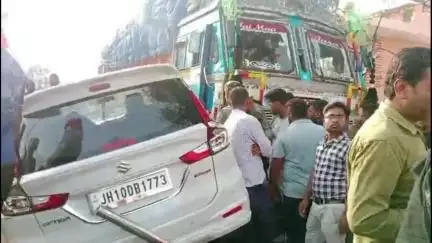 गिरिडीह: बोडो क्षेत्र में ट्रक और मारुति सुजुकी एर्टिगा कार की टक्कर, दुर्घटना में कार क्षतिग्रस्त