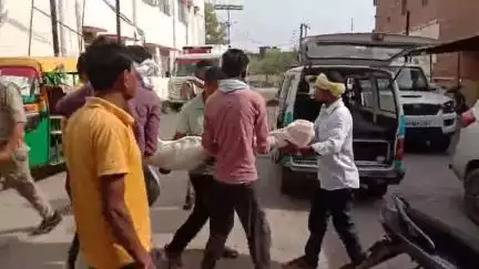 बबेरू: आहार गांव के पास ई-रिक्शा चालक को अज्ञात वाहन ने रौंदा, हुई मौत, पुलिस ने शव को पोस्टमार्टम के लिए भेजा