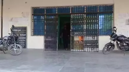 बैरिया: बैरिया में दाखिल खारिज के लिए मोटी रकम वसूलने का आरोप, डीएम से जांच और कार्रवाई की मांग
