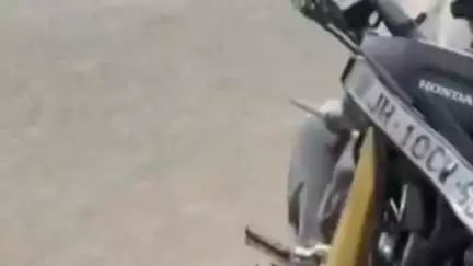 धनबाद/केंदुआडीह: अशर्फी अस्पताल के पास तेज रफ्तार बाइक ने कार को मारी टक्कर, एक व्यक्ति घायल, इलाज जारी
