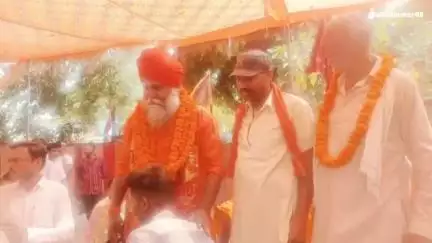 महामंडलेश्वर विधायक स्वामी प्रवक्ता नंद नधा पहुंचे ग्रामीणों ने पुष्प वर्षा कर किया भव्य स्वागत, भंडारे में शामिल हुए।