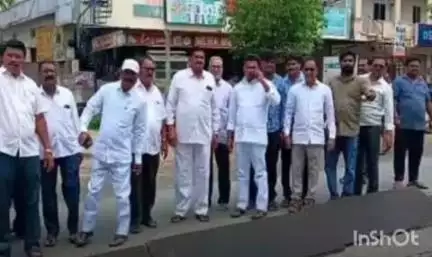 మణుగూరు: అశ్వాపురం మండల కేంద్రంలో సెంట్రల్ లైటింగ్, డివైడర్ పనులను పార్టీ శ్రేణులతో కలిసి పరిశీలించిన BRS జిల్లా అధ్యక్షులు రేగా