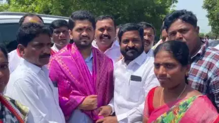 జమ్మికుంట: ధర్మారంలో ఇందిరమ్మ ఇండ్ల లబ్ధిదారులకు మంజూరు పత్రాలను అందించిన హుజురాబాద్ నియోజకవర్గ ఇంచార్జి ఒడితల ప్రణవ్