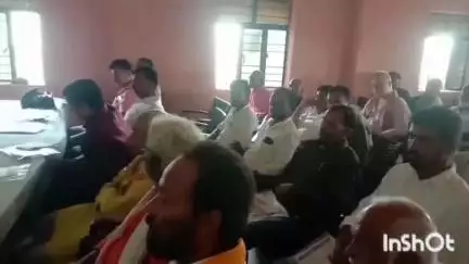 बंजरिया: ई-किसान भवन बंजरिया में रविवार को विकास कृषि संकल्प बैठक में नहरों के अतिक्रमण व समय पर बीज न मिलने का मुद्दा छाया रहा