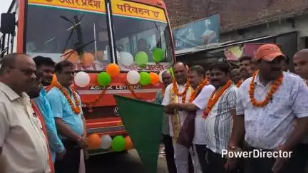 पटियाली: पटियाली से आगरा के लिए चालू हुई रोडवेज बस सेवा, भाजपा नेता और एआरएम ने दिखाई हरी झंडी