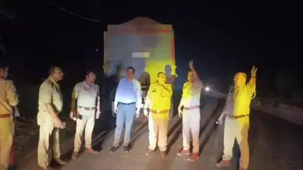 कालपी: कालपी तहसील क्षेत्र में एसडीएम, सीओ व खनन निरीक्षक ने अवैध बालू लदे 16 ओवरलोड ट्रकों को पकड़कर किया सीज