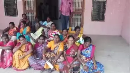 జమ్మికుంట: అర్హులను గుర్తించి ఇందిరమ్మ ఇండ్లను కేటాయించాలని ఎంపీడీవోకు వినతిపత్రం అందించిన మడిపల్లి గ్రామ మహిళలు #localissue