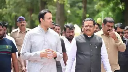 कराड: ठाकरे कुटुंबीयांनी गेली २५ वर्ष मुंबईची वाट लावली, आदित्य ठाकरेंचे काय घेऊन बसलात : सामाजिक न्याय मंत्री संजय शिरसाट