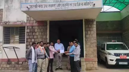 शाहबाद: उपखंड कार्यालय पर पटवारियों ने तहसीलदार के अभद्र व्यवहार व कार्यशैली के खिलाफ जिला कलेक्टर के नाम सौंपा ज्ञापन