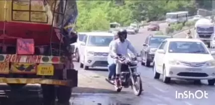 इंदौरा: डमटाल में सड़क किनारे खड़े तेल के टेंकर को डंम्पर ने लगाई टक्कर, सड़क हुई लथपथ, पुलिस व अग्निशामक विभाग ने संभाली स्थिति