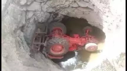 मालेगाव: पांगरी नवघरे शेत शिवारात शेतीचे काम करण्यासाठी गेलेला ट्रॅक्टर पडला विहिरीत जीवित हाणी टळली