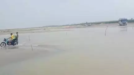 पूरनपुर: धनाराघट शारदा नदी का जलस्तर कम होने के बाद चार पहिया वाहनों का आवागमन हुआ शुरू