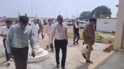 नौतनवा: जिलाधिकारी और पुलिस अधीक्षक ने अंतर्राष्ट्रीय सीमा सोनौली का किया निरीक्षण