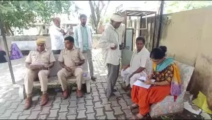 बांसवाड़ा: सुरपुर गांव के पास खेतों में मिला एक महिला का शव, पुलिस ने पोस्टमार्टम के बाद शव परिजनों को सौंपा