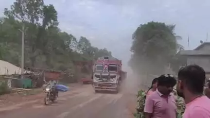नारायणपुर: गढ़बेंगाल में माइंस ट्रकों का अतिक्रमण, सड़क किनारे लंबी कतारें बनीं हादसों की वजह – प्रशासन बेखबर #jansamasya