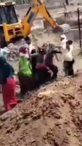 जयपुर: जयपुर के बस्सी थाना इलाके में जमीनी विवाद को लेकर दो पक्षों में झगड़े के बाद पत्थरबाजी, आधा दर्जन लोग गंभीर घायल