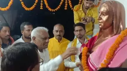 मुंगेली: छग गड़रिया (सप्रे, पाल, धनकर) समाज ने रामगढ़-राज मुंगेली में देवी अहिल्या बाई होल्कर की जयंती पर MLA द्वारा मूर्ति का अनावरण किया