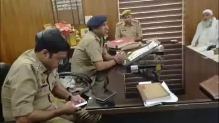 खुर्जा: आगामी त्योहारों की दृष्टिगत थाना खुर्जा नगर परिसर में पीस कमेटी की बैठक हुई, दिए गए दिशा निर्देश