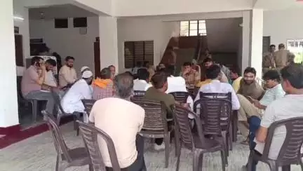 सरीला: आगामी त्यौहार बकरीद को लेकर राठ कोतवाली परिसर में पीस कमेटी की बैठक का आयोजन, दिए गए सख्त दिशा निर्देश