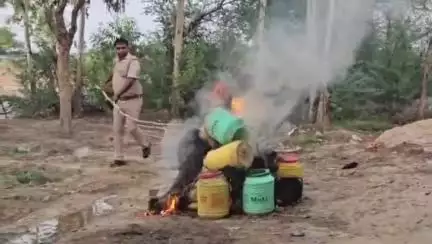 शाहबाद: चंदूपुर खैराई में आबकारी टीम ने दबिश देकर पकड़ी कच्ची शराब, बड़ी मात्रा में लहन किया गया नष्ट