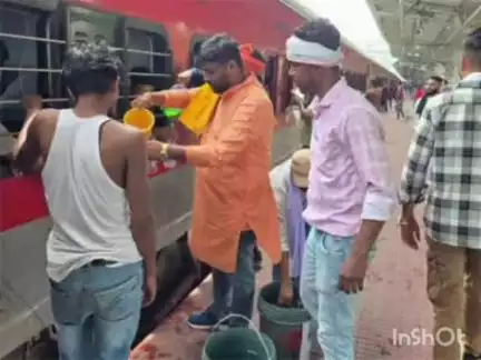 राजनांदगांव: राजनांदगांव रेलवे स्टेशन में शक्ति धाम धर्मार्थ सेवा समिति द्वारा रेल यात्रियों को जल का वितरण किया गया