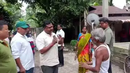 কুমারগ্রাম: দক্ষিণ চেংমারির মৃত বাস কন্ডাক্টরের বাড়িতে এলেন রাজ্যসভার সাংসদ প্রকাশ চিকবড়াইক