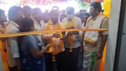 టెక్కలి: నిత్యావసర వస్తువుల పంపిణీ ప్రారంభించిన ఎచెర్ల ఎమ్మెల్యే NER, ఎంపీ అప్పలనాయుడు
