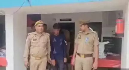 सासनी: पुलिस ने मुखबिर की सूचना पर गंगाधाम कालोनी के पास इगलास रोड से एक चोर को चोरी की बैटरी व रूम हीटर सहित किया गिरफ्तार