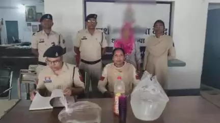 चांपा: चांपा पुलिस ने कुरदा गांव से महुआ शराब की अवैध बिक्री करने वाली महिला आरोपी को किया गिरफ्तार
