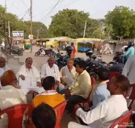 दिनारा: दिनारा प्रखंड कांग्रेस पार्टी के कार्यालय पर जिलाध्यक्ष अमरेंद्र कुमार पाण्डेय ने कार्यकर्ताओं के साथ की बैठक