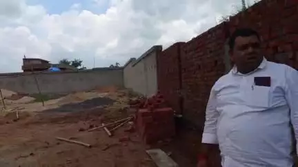 टाटीझरिया: मंगरपट्टा उपस्वास्थ्य केंद्र की चहारदीवारी निर्माण में अनियमितता, प्रमुख ने किया निरीक्षण और जांच की मांग