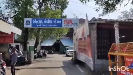 સોનગઢ: સોનગઢ તાલુકાના વાંકવેલ ગામે અજાણ્યા ચોર ઈસમોએ બે લાખ ની ઘરફોડ ચોરીને અંજામ આપ્યો.