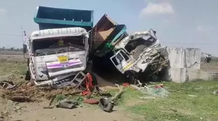 इछावर: भाऊ खेड़ी के पास इछावर रोड पर सड़क हादसा, दो डंपरों की भीषण टक्कर, चालक गंभीर रूप से घायल