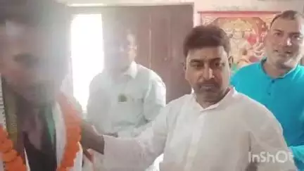 हिलसा: हिलसा में विधायक कृष्ण मुरारी शरण उर्फ प्रेम मुखिया ने लोगों को जदयू की सदस्यता दिलाई