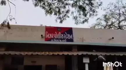નિઝર: નિઝર તાલુકાના કાવઠા ગામની સીમ માંથી વરલી મટકાનો જુગાર રમતા એક ઈસમને ઝડપી એકને વોન્ટેડ જાહેર કર્યો.