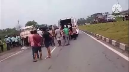 गोलमुरी-सह-जुगसलाई: जमशेदपुर: एनएच-33 पर पिपला के पास सड़क हादसे में एक की मौत, दो गंभीर घायल