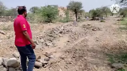 आसीन्द: ##jansamasya आसींद जालरिया पंचायत में लगातार हो रहे अवैध खनन को लेकर ग्रामीणों ने उठाई मांग