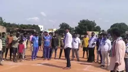 ಕಂಪ್ಲಿ: ಜೈ ಭೀಮ್ ಟ್ರೋಫಿ ಫೈನಲ್ ಪಂದ್ಯಕ್ಕೆ ನಗರದಲ್ಲಿ ಶಾಸಕ ಜೆ.ಎನ್. ಗಣೇಶ್ ಚಾಲನೆ