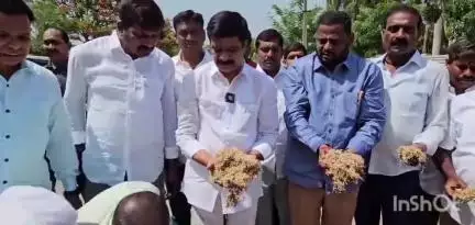 బాల్కొండ: అకాల వర్షాలకు తడిసి మొలకలు వచ్చిన ధాన్యాన్ని పరిశీలించిన  మాజీమంత్రి ఎమ్మెల్యే వేముల ప్రశాంత్ రెడ్డి