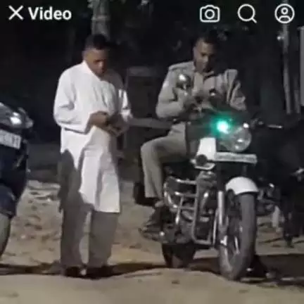 फर्रुखाबाद: फतेहगढ़ क्षेत्र में सिपाही का रुपए लेते वीडियो हुआ वायरल, बना चर्चा का विषय