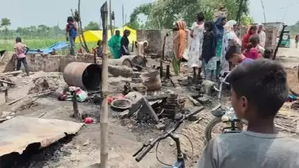 चनपटिया: पूर्वी तुरहापट्टी वार्ड 1 में आग से 15 घर व 10 मवेशी जले, महिला नेत्री ने दी राहत सामग्री