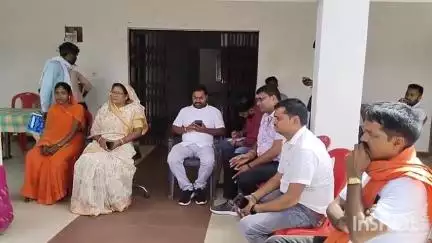 शंकरगढ़: जोकापाठ पहुंचे सामरी विधायक उद्धेश्वरी पैकरा ने कार्यकर्ताओं और आमजन से की मुलाकात