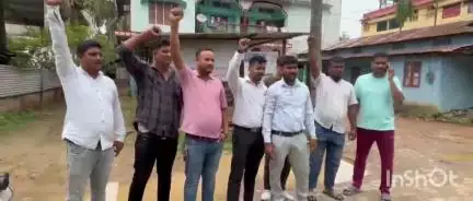 পলাশবাৰী: আজাৰাত আজাৰা বৈদ্যুতিক উপ সংমণ্ডলৰ বিৰুদ্ধে প্ৰতিবাদী ৰাইজৰ, উপ সংমণ্ডলৰ বিষয়া পল্লৱ দাসৰ বিৰুদ্ধে প্ৰতিবাদ